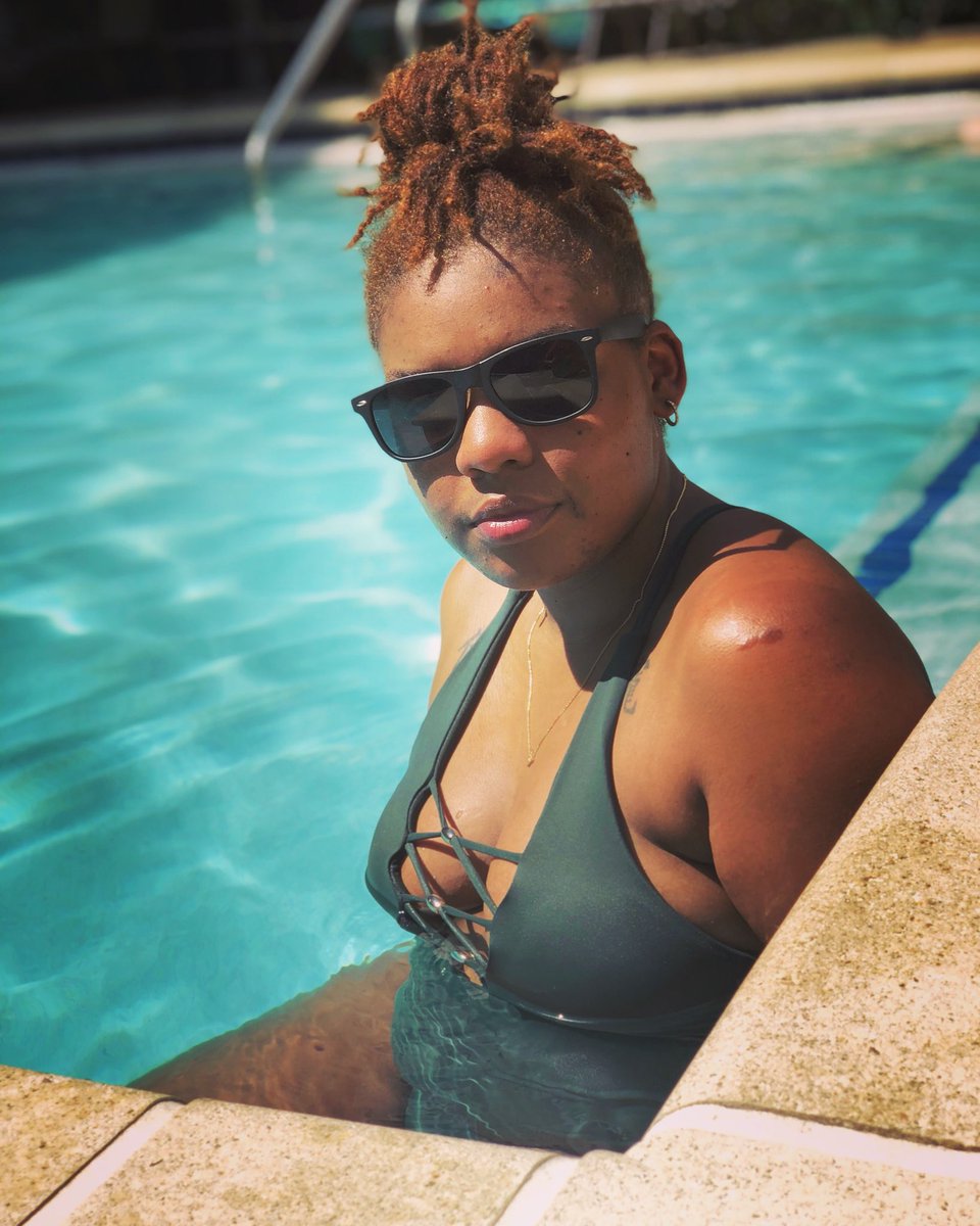 kimi_oolala's tweet photo. Poolside. #loclivin #Summertimeeee π»β¨π€€ https://t.co/qygSvrvjnu