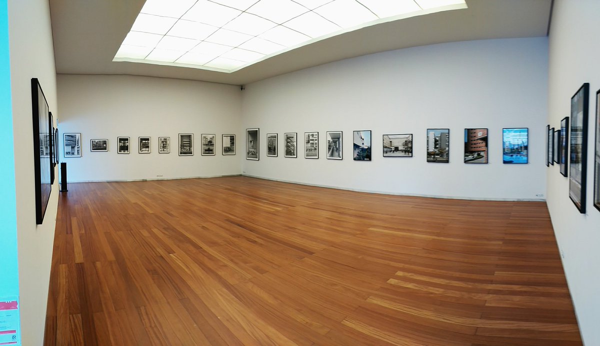 La Plaza Sagastieder de Intxaurrondo entre las maquetas de #HousingTheBasqueCountry <a href="/expoHBC/">Housing the Basque Country</a> en el Bizkaia Aretoa de Siza, comisariada por <a href="/suarezsantas/">Suárez Santas</a>. Una exposición que se mira, se escucha y se toca.