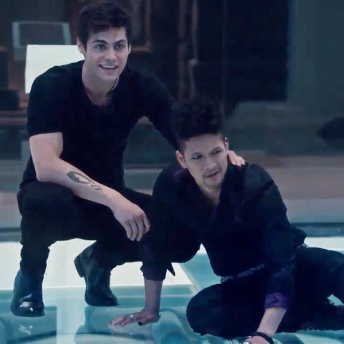 safeshadows's tweet photo. Good night to all of you angels🤗😘. One advice: Use a comfortable place for your rest. 🤔I really can't understand why Magnus obviously prefers the ground🤷‍♀️. Tomorrow is a new day to #SaveShadowhunters . Today it was #NotOurLastHunt https://t.co/2nzMDMvXff
