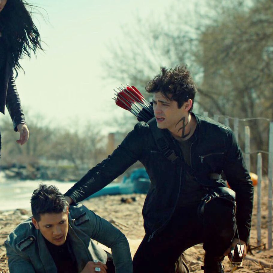 safeshadows's tweet photo. Good night to all of you angels🤗😘. One advice: Use a comfortable place for your rest. 🤔I really can't understand why Magnus obviously prefers the ground🤷‍♀️. Tomorrow is a new day to #SaveShadowhunters . Today it was #NotOurLastHunt https://t.co/2nzMDMvXff