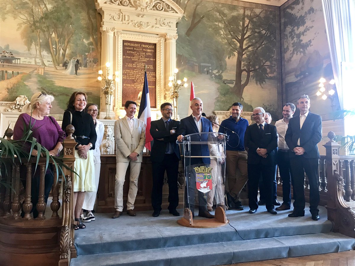 SoniaRabotoson's tweet photo. Inauguration ce soir du Festival Le Liban en Scène avec @maeschlimann et son équipe. Très beau moment de convivialité et d'échanges ! Bravo à #Nervures fleuriste pour ses cerisiers décoratifs ! https://t.co/UBCjaPJawq