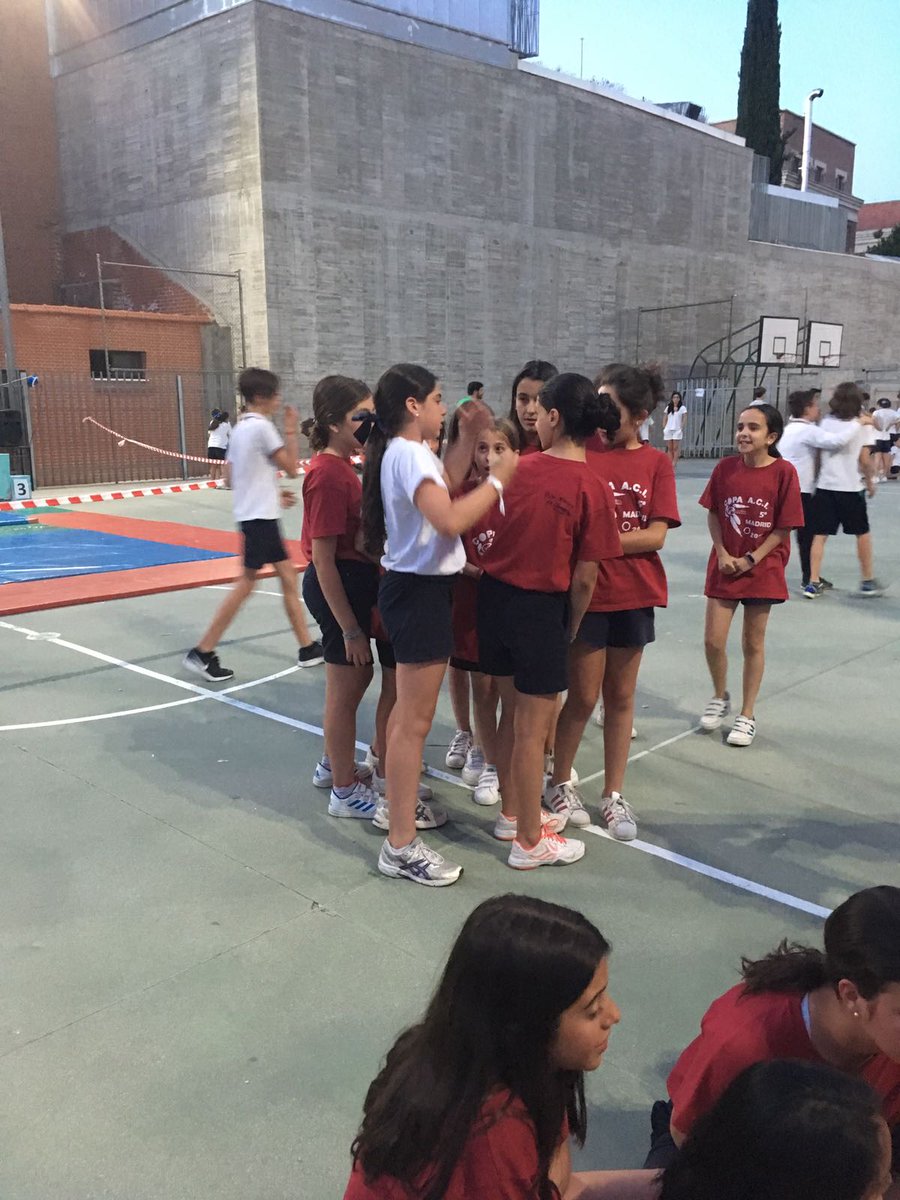 EsclavasF's tweet photo. Por fin llegó el merecido descanso después de tanta competición. Han sido un día increíble #SomosdeEsclavas #VCopaACI https://t.co/WBdLtWrHW3