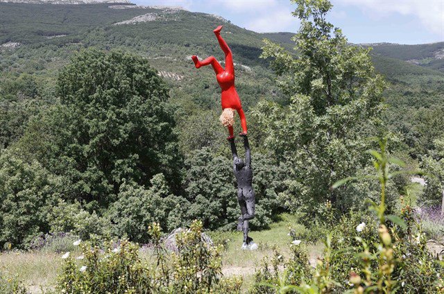 europapress's tweet photo. 39 escultores donan más de cien obras para crear un parque escultórico al aire libre denominado 'El Valle de los Sueños' en Puebla de la Sierra (Madrid) https://t.co/k4XVLKwMAa https://t.co/kpvJJZq2mj