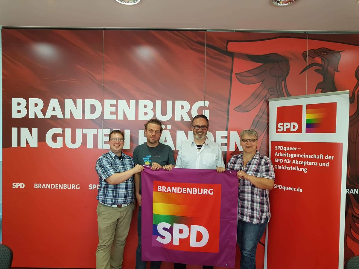GeierKarolin's tweet photo. Glück auf - für den neu gewählten Landesvorstand der AG Queer 💪 Als Landesvorsitzende der ASF Brandenburg freue ich mich, dass ich zur Landeskonferenz eingeladen wurde sowie auf die gute Zusammenarbeit 💐 #spdqueer #agqueer #spd #brandenburg #asfbrandenburg #landeskonferenz https://t.co/JcfdI5pdZa