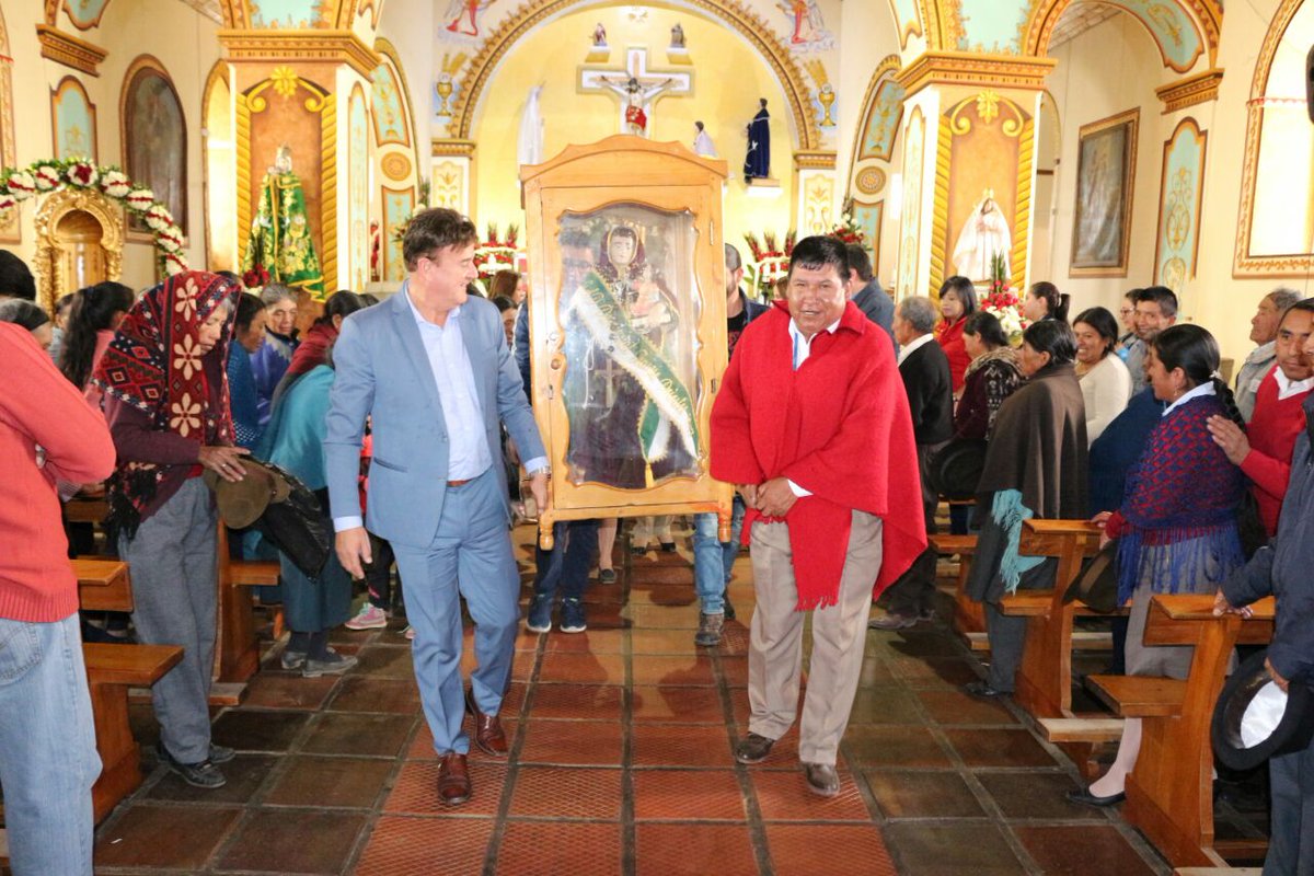 GHector_Oficial's tweet photo. Junto a Antonio Chacha, teniente político de Toacaso, entregamos un presente en la ceremonia religiosa en honor a #SanAntonioDeToacaso, luego participamos en la procesión por las principales calles de la parroquia. https://t.co/p89dN7uVeM