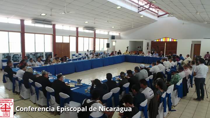de_mediacion's tweet photo. Continúa la mesa plenaria del Diálogo Nacional, donde se dan a conocer los nombres de los representantes en las comisiones de trabajo por la Alianza Cívica y por el sector gobierno. Cada comisión de trabajo tendrá la presencia de un sacerdote como mediador y testigo. https://t.co/oasUEt831S
