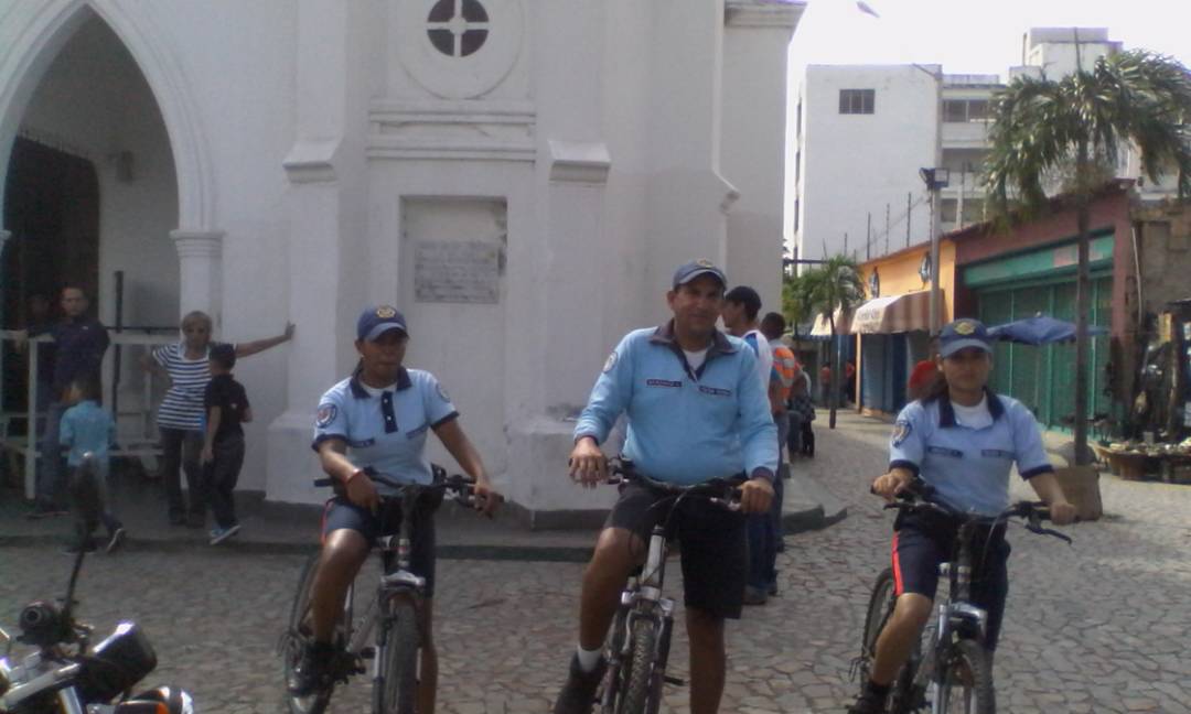 policiane's tweet photo. .@policiane presente en zonas comerciales, históricas y turísticas para garantizar la seguridad ciudadana #Paz #NuevaEsparta #RenovaciónDeFuturo @HLAgustin7 @zodine_71 @GNB_EspartaGDP @ccpnuevaesparta @CiudadMgta https://t.co/ix2Dd8lBEM
