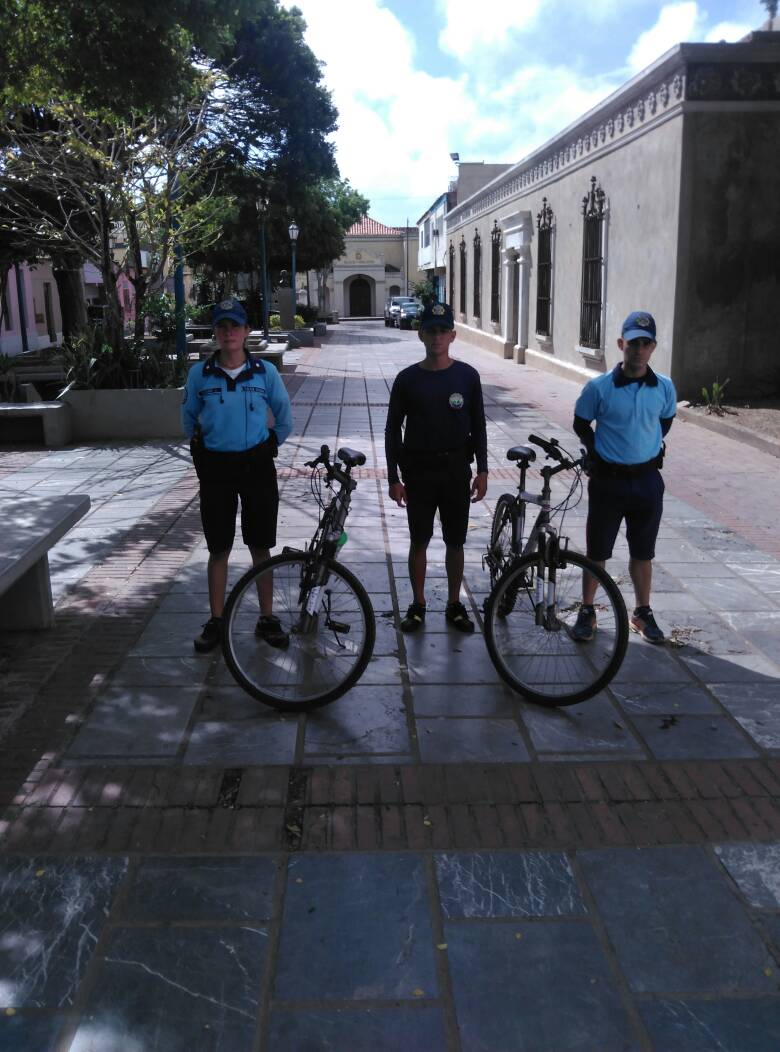 policiane's tweet photo. .@policiane presente en zonas comerciales, históricas y turísticas para garantizar la seguridad ciudadana #Paz #NuevaEsparta #RenovaciónDeFuturo @HLAgustin7 @zodine_71 @GNB_EspartaGDP @ccpnuevaesparta @CiudadMgta https://t.co/ix2Dd8lBEM