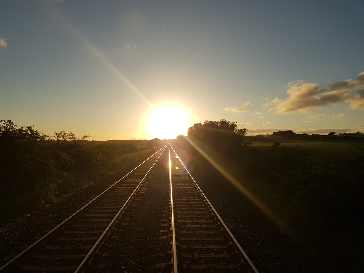 IceniRoad's tweet photo. Tonight's #viewfromtherear is sunset over Auchinleck @ScotRail https://t.co/4LI0cHxLAV
