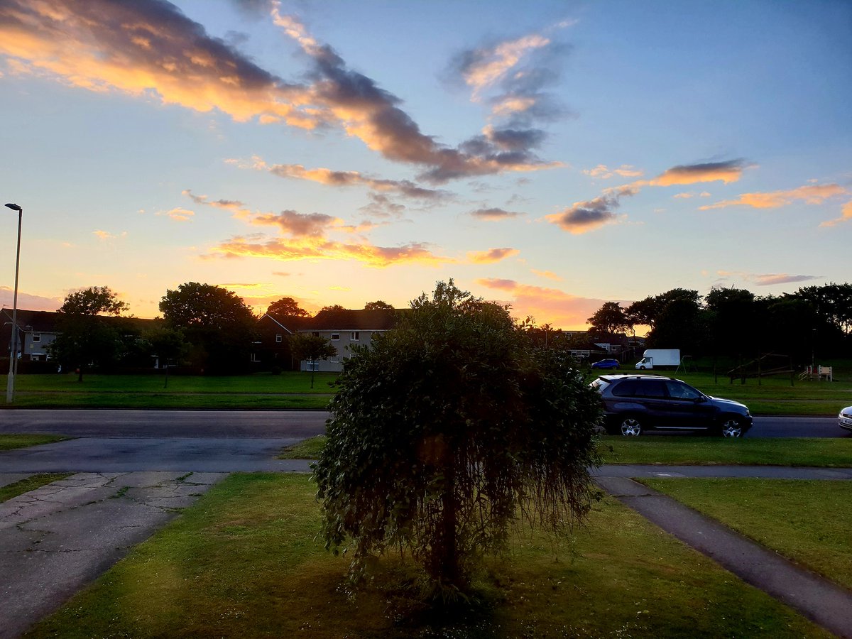 FOXY3282's tweet photo. Outside my house, Eastfield sunset looks to be a good one 😊 @LMcGPhotography @AP3_2018 @yorkshireboy @Heathergarner78 @NixSmith73 @zSweeney90 @DaveZ_uk @Scarborough_GB @ScarboroughWx https://t.co/jUHeZeIk7e