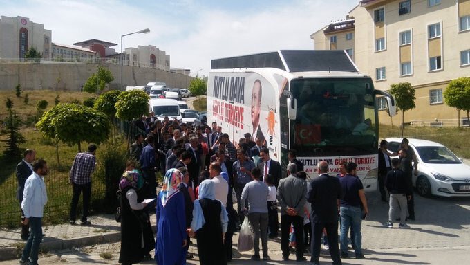 fevziozgokce's tweet photo. Muhabbet Şehri Van’da Aziz, Vefalı ve Kadirşinas Halkımız ile Bayramlaşmaya devam ediyoruz. #muhabbet ve #uhuvvet içinde kucaklaşarak saatlerce #musafaha yaparak çifte bayramı halkımızla birlikte huzur içinde bayramlaşmaya devam ediyoruz
#VakitVANVakti
#TürkiyeŞahlanıyor https://t.co/mRw4YYtdWl