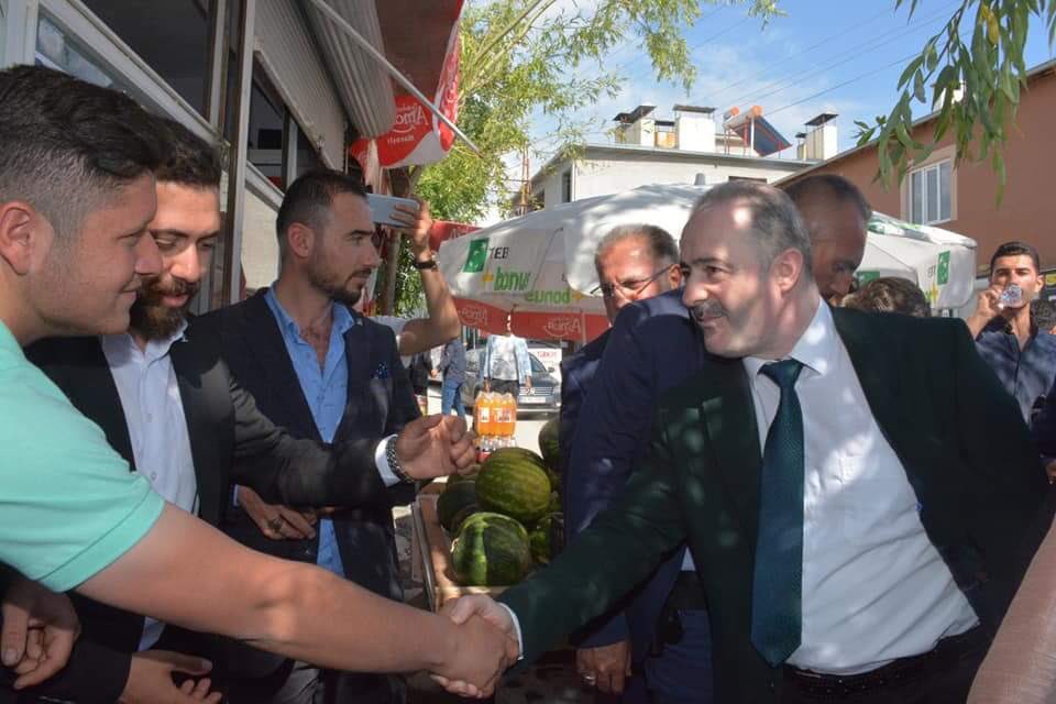 fevziozgokce's tweet photo. Muhabbet Şehri Van’da Aziz, Vefalı ve Kadirşinas Halkımız ile Bayramlaşmaya devam ediyoruz. #muhabbet ve #uhuvvet içinde kucaklaşarak saatlerce #musafaha yaparak çifte bayramı halkımızla birlikte huzur içinde bayramlaşmaya devam ediyoruz
#VakitVANVakti
#TürkiyeŞahlanıyor https://t.co/mRw4YYtdWl