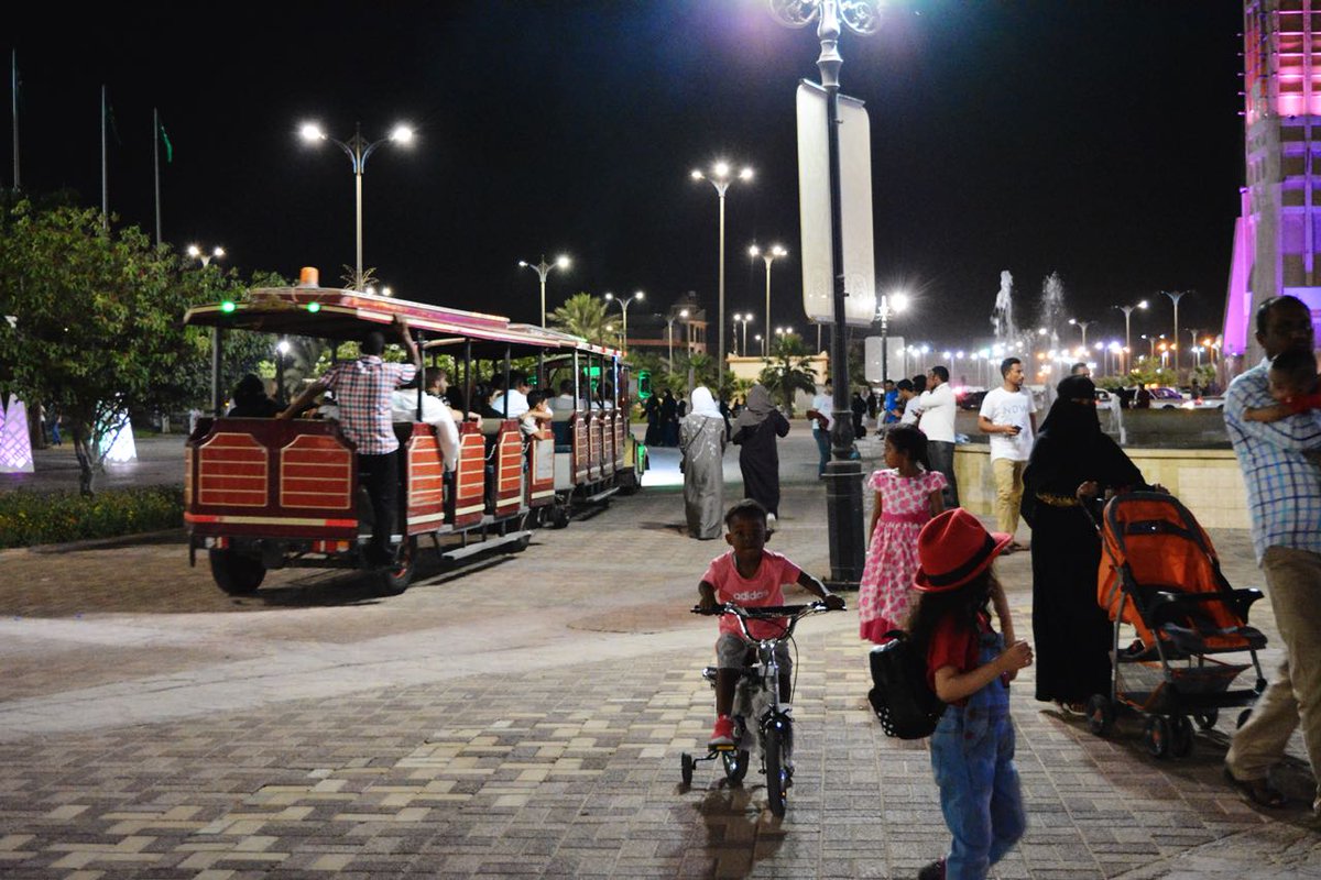 أمانة المنطقة الشرقية A Twitter قطار الواجهة البحرية في الدمام يأخذ الزائرين في جولة سياحية على معالم وأركان الواجهة عيد الفطر المبارك عاد عيدك يابلدي Https T Co Mk1gr65x7c