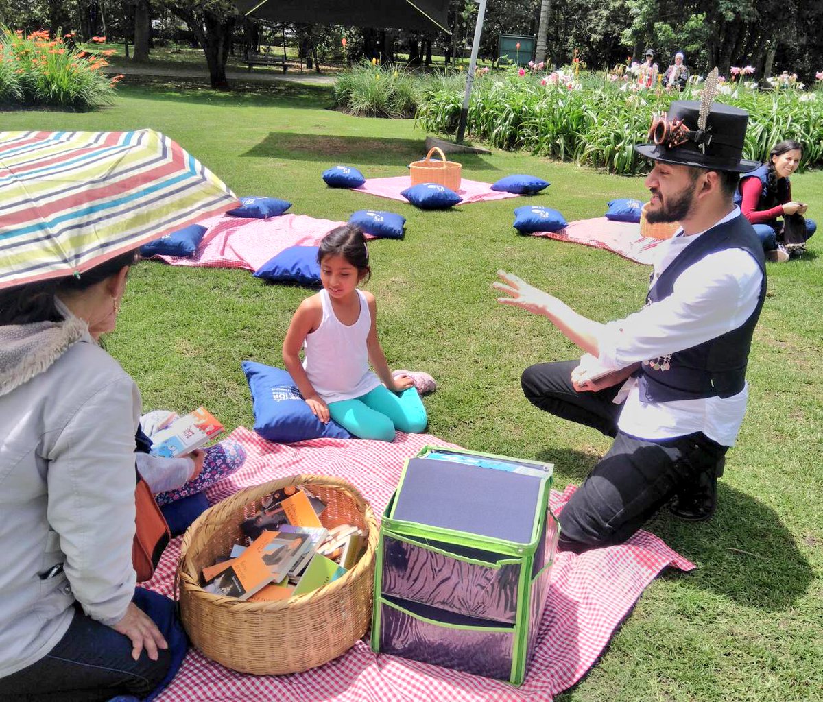 LibroAlViento's tweet photo. Hoy celebramos el #DMMA2018 en el @JBotanicoBogota con actividades de promoción de lectura para toda la familia, en el #PicnicLiterario #LeerEsVolar https://t.co/0HuIhnZCRX