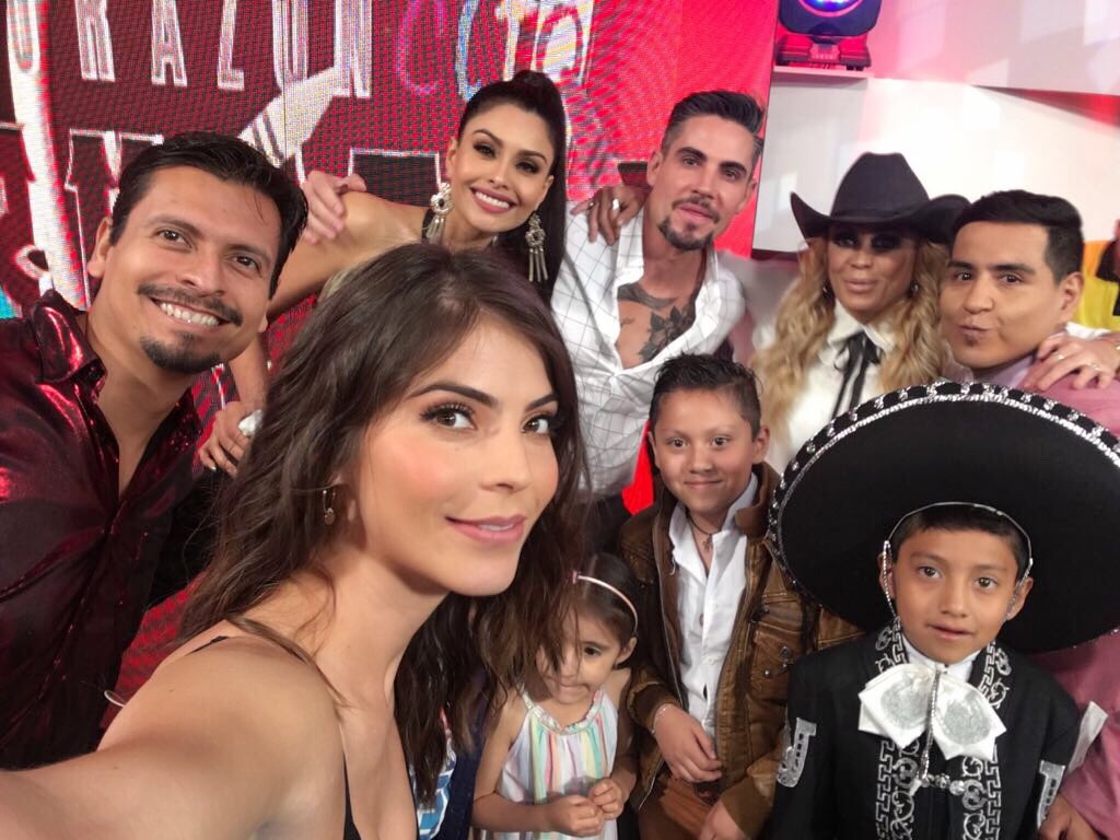 ESMEOFICIAL's tweet photo. Gracias por acompañarnos en #CorazoncitoGrupero  @_CorazonGrupero  @AdrianCueOf  y @KristalSilva_  💋♥️🙏🏻😉 https://t.co/FrxOCOXhI0