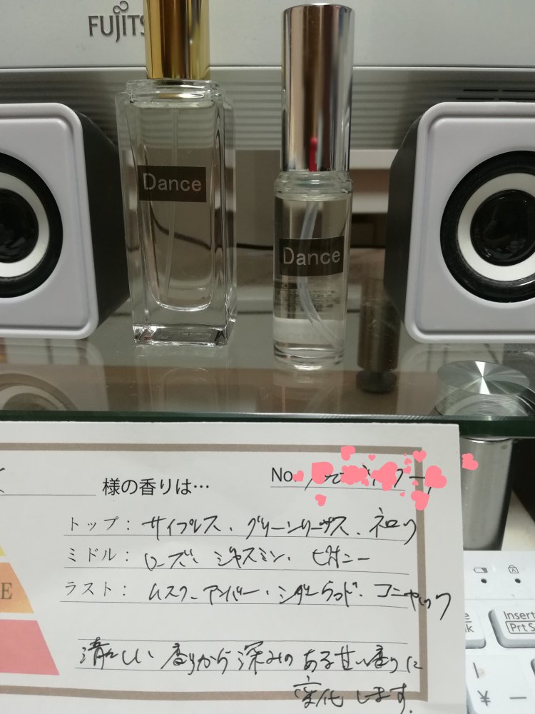 twitterで見た、通販フォームにプロフィール入力するとオリジナル香水を作ってもらえるDanceさん
https://t.co/PDnU4KRI1Z
で、花織の香水つくったよ~🥰
シュガベビ作中で各キャラ「匂いが」って言ってるシーンがあるので✌️具象化してみたかった😊✨✨✨
↓ ↓ ↓