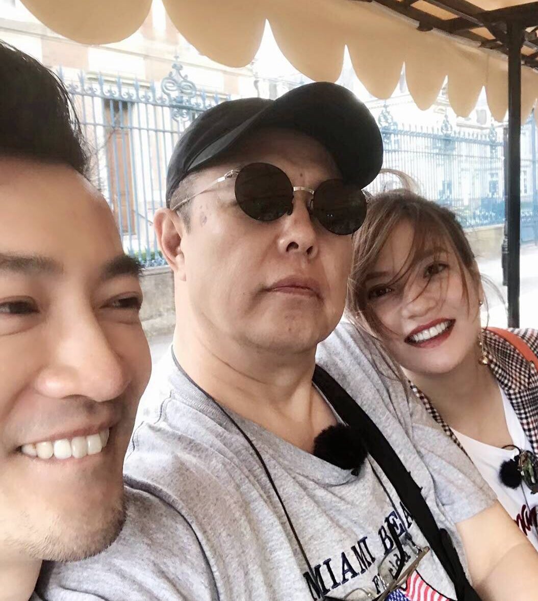 dramapotatoe's tweet photo. It’s a mini #PrincessReturningPearl / #MyFairPrincess reunion! Recent snaps show actor, #ZhangTielin filming #ChineseRestaurant S2 alongside #VickyZhao and #AlecSu and the rest of the cast, #WangJunkai, and #ShuQi in France. Ahh, the memories~
#中餐厅 #还珠格格 https://t.co/nTbAQRkk8B