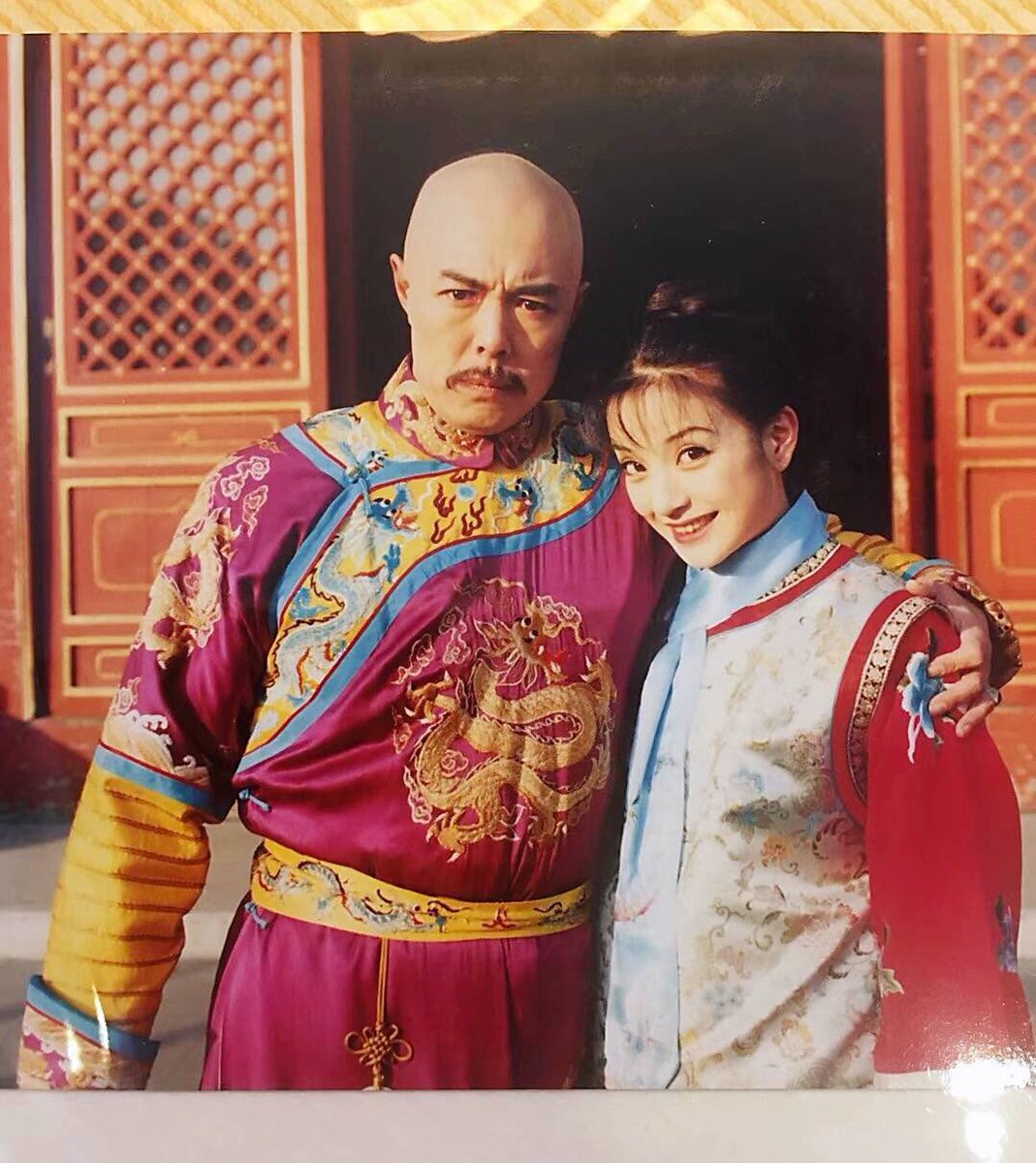 dramapotatoe's tweet photo. It’s a mini #PrincessReturningPearl / #MyFairPrincess reunion! Recent snaps show actor, #ZhangTielin filming #ChineseRestaurant S2 alongside #VickyZhao and #AlecSu and the rest of the cast, #WangJunkai, and #ShuQi in France. Ahh, the memories~
#中餐厅 #还珠格格 https://t.co/nTbAQRkk8B