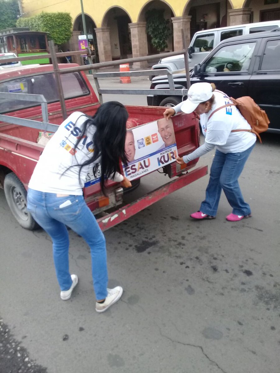 jade412la's tweet photo. Equipo #EsauMagallanes en Sábado con todo en crucero Av. Juárez #ApoyandoCJ #UnidosSJR #SanJuandelRio #HablemosDeFrente https://t.co/6vepL4xUOx