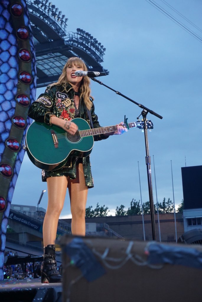 speaknowforevs's tweet photo. my grandma just asked me how i am. i lied and said i’m good. in reality, i’m not. i’m not okay, grandma. NOT. OKAY. #RepTourDublin #13bitches https://t.co/YaDdzaXRrs