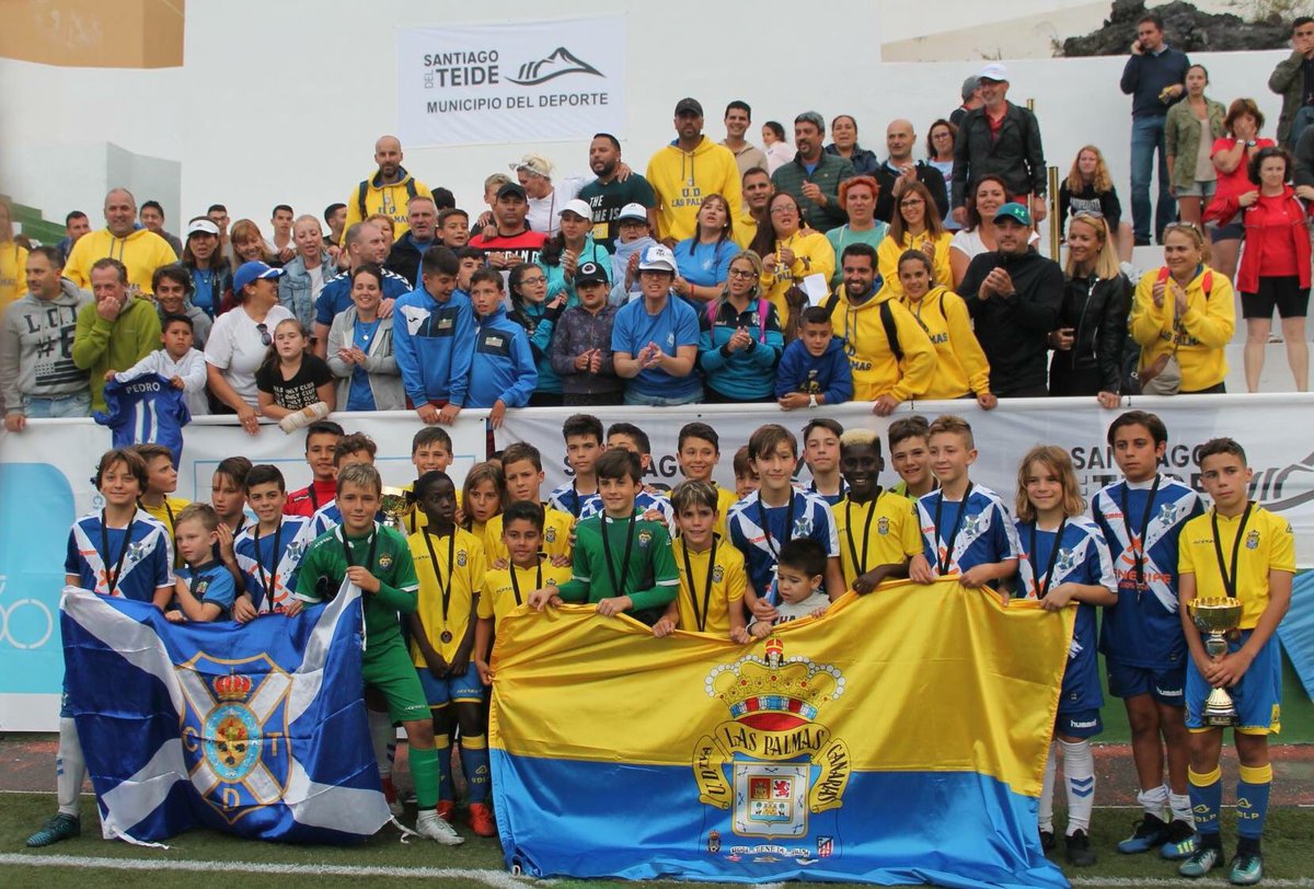 FutbolTenerife's tweet photo. Que imagen mรกs bonita se viviรณ hoy en la III Ediciรณn del torneo Alevin F-8 @tenerife2030 @FundacionPedro en la que se juntan el @CDTOficial y @UDLP_Cantera tras una iniciativa del cuerpo tรฉcnico amarillo.
#FairPlay #CanteraCDT #CanteraUDLP ๐ตโช๏ธ ๐ค๐ค ๐๐ https://t.co/xOVLgoPYe9
