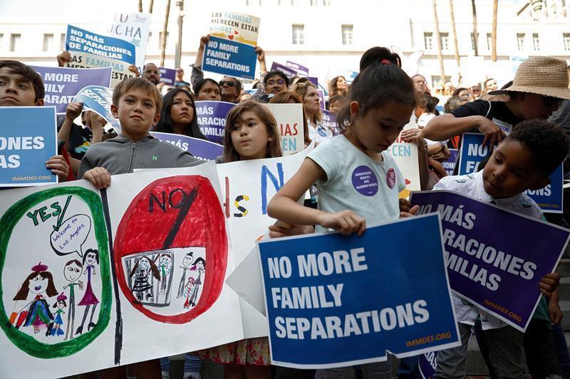 hrw's tweet photo. Horrors of ‘Zero Tolerance’ Immigration Policy - US takes children from their parents, telling them their kids are going for a shower or will see them after court. Neither is true. https://t.co/0aA9zaKYh2
