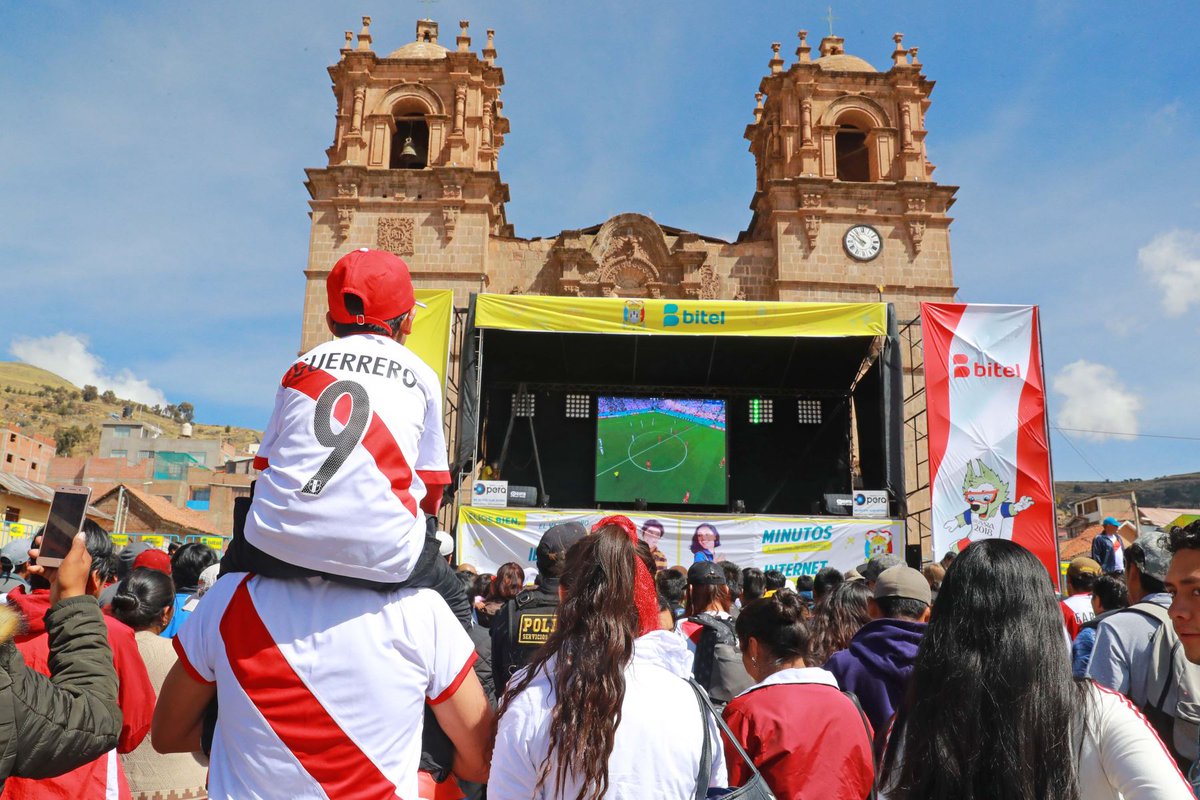 Agencia_Andina's tweet photo. 🇵🇪⚽ Pobladores puneños de Ilave alentaron a #Per en su primer encuentro con Dinamarca en Mundial de #Rusia2018 #PERDEN (Fotos: @Lezamafoto) https://t.co/2iqo4UiIKw https://t.co/7lyhdS4due