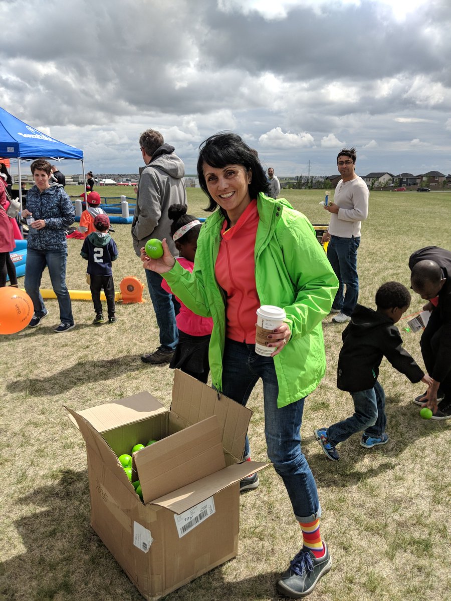 VivoYourLife's tweet photo. Thanks to all who helped make our fun bus so FUN 💕 #neighbourday2018 #momentforchange #bettertogether #genh @NorthernHills @JyotiGondek @jamieKmla @nenshi @Joe_Magliocca @MichelleRempel @seanchucalgary @MLA_Karen
&amp; TO Southland Transportation - Calgary &amp; Area for the FUN BUS🎉 https://t.co/TqXXaxTtRL