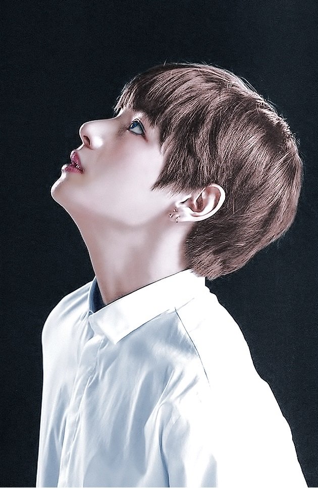 nuunstigma's tweet photo. The Last
» Taekook AU 

Jungkook is a famous singer that one day receives a fanmade drawing of him. Jungkook messages his talented fan Taehyung to thank him. What he doesn't know is that Taehyung is recovering from depression and that Jungkook pretty much saved his life. https://t.co/2VeOnFQqy6