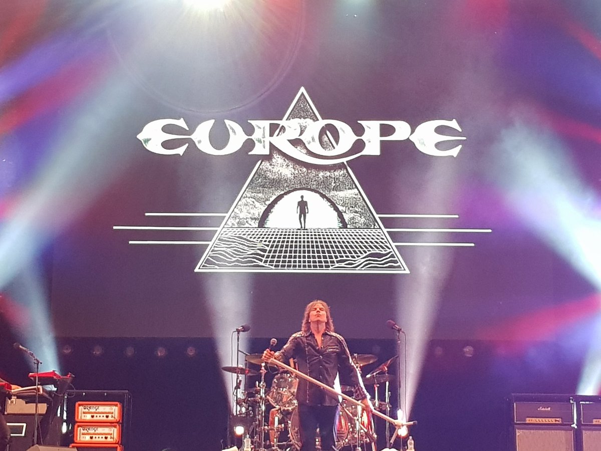 maciejskowronek's tweet photo. Kto nie zna żadnego utworu tej kapeli, ręka w górę... #TauronLifeFestival @MiastoOswiecim #TLFO2018 @LFOswiecim @RadioKrakow https://t.co/uYoh9mlzsd