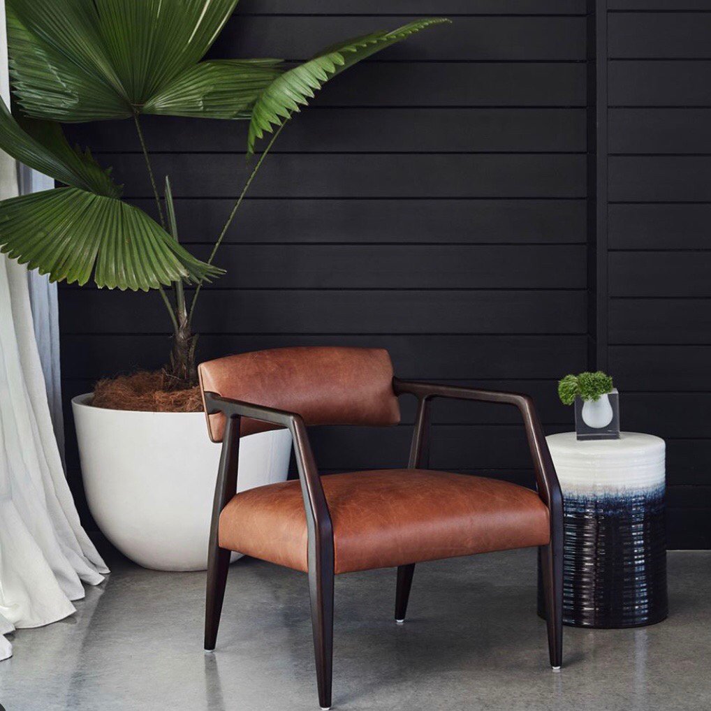 eatdesignlife's tweet photo. Love the Alistair #chair from #cocorepublic. It’s customizable, you can get it in a variety of fabrics and leather. But I love it just as it is. 🖤 #eatdesignlife #leatherchair #blackinteriors #dark #blackwalls #interiordesign #design #furniture #homedecor 📸 @cocorepublic 🥥 https://t.co/9pETuslYKD