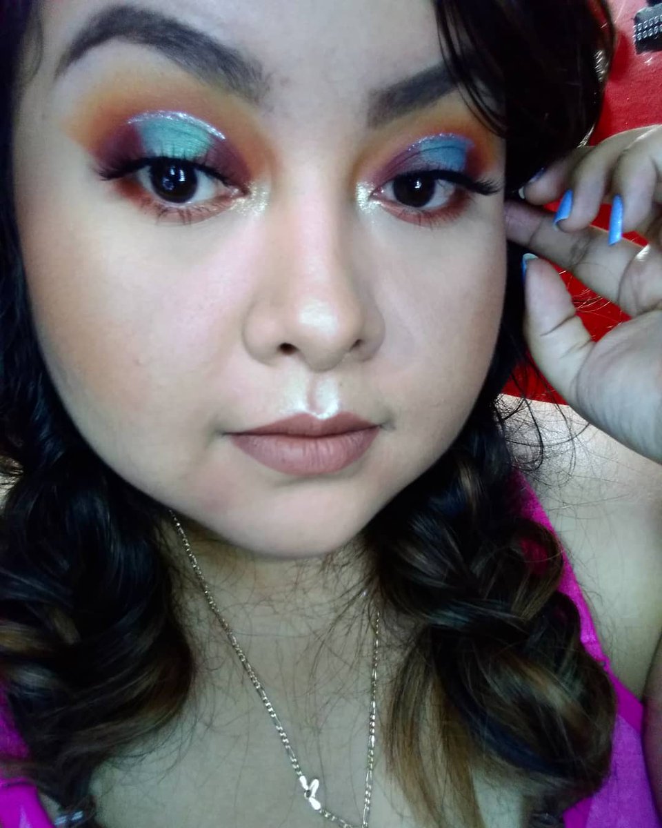 cabazita's tweet photo. So here's the #makeuplook I created using @AlamarCosmetics Reyna Del Caribe Palette β€οΈ I love the pigment this palette has! π So pretty! π And that @OFRACosmetics lippie is gorgeous! π@GabyTeeMUA @boxycharm #AlamarQueen #alamarcosmetics #boxycandy #BoxyQueen #OfraQueen https://t.co/f7Axy0LqAE