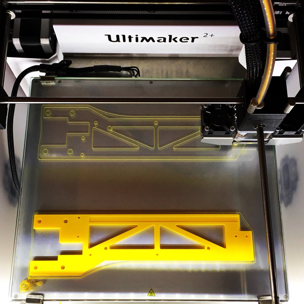 neuzhoorn's tweet photo. Printing in sequence.... flat parts only ofcourse 😬 #3dprinting #ultimaker #innofil3d #fusion360 #cura https://t.co/VYRef5tjg6