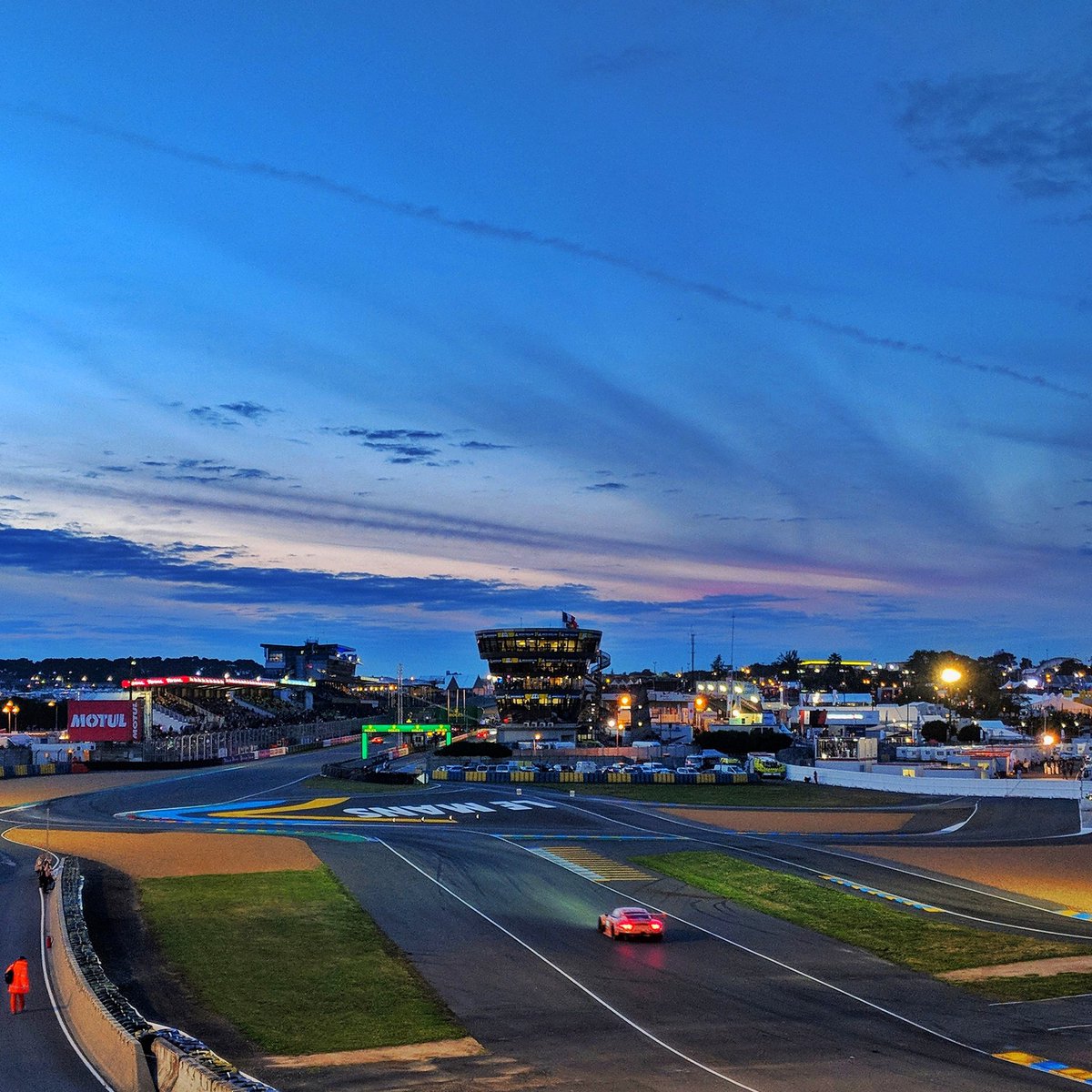 Night falls...🌙🏁🐷

#LeMans24