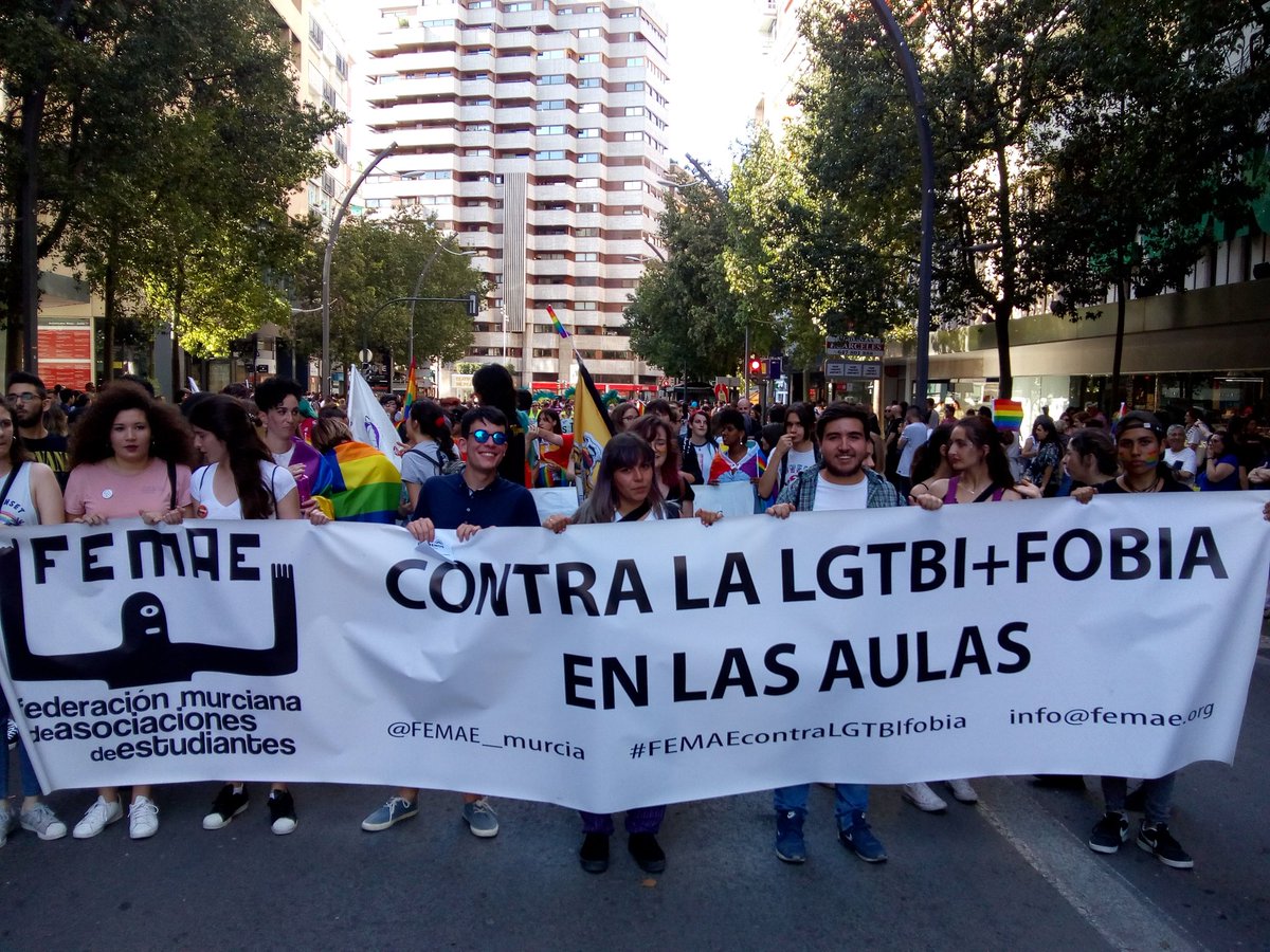 femaemurcia's tweet photo. Y ponemos fin a un día de celebración y reivindicación. 😀 Muchas gracias por acompañarnos. ¡Juntes alcanzaremos una #educación sin LGTBIfobia en las aulas! 🏳️‍🌈 #YoSoyFEMAE #Orgullo2018 https://t.co/MxySYcJfG3