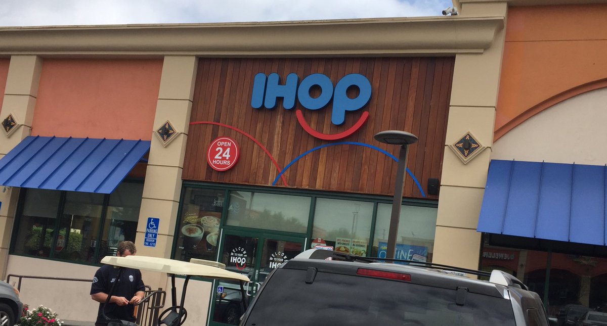 MovieGeekCast's tweet photo. You sit on a THRONE OF LIES, IHOP!! 👎🏻👎🏻 #IHoBS https://t.co/q6wg5KxGjp