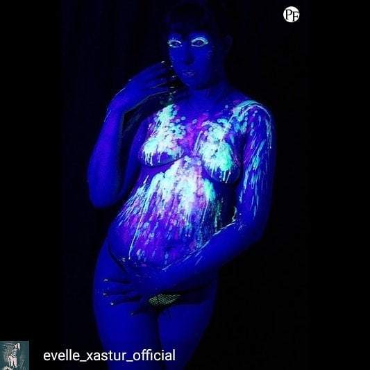 AgreeableAgony's tweet photo. Beautiful! Regrann from @evelle_xastur_official - Photo by @planetfusionphoto
Wax dripped by @crossingshadows and bought from @agreeableagony
#evelle #photoshoot #alternativemodel #wax #waxplay #waxdripping #uv #uvreactivemakeup #uvreactive - #regranโฆ https://t.co/muSHFw0QTR https://t.co/3ElA98kpuF