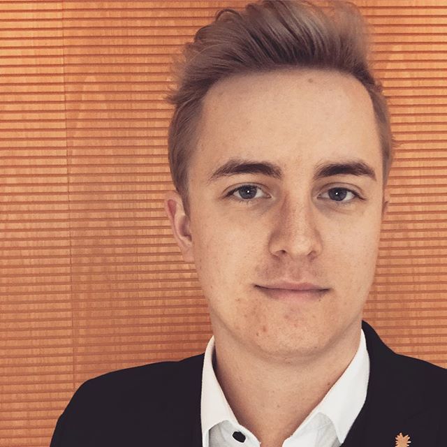 JudgeBrand's tweet photo. Aesthetic walls make for great selfies.
Relaxing with @qantas before heading to @supanovaexpo Sydney.
#sydney #qantas #supanova2018 #convention #blonde #suit #navyblue #pineapple #lapelpin #gold #esports #gaming #mensfashion #menshair #menswear #mensst… https://t.co/21VNnvZIfE https://t.co/DIz1mCHnzQ