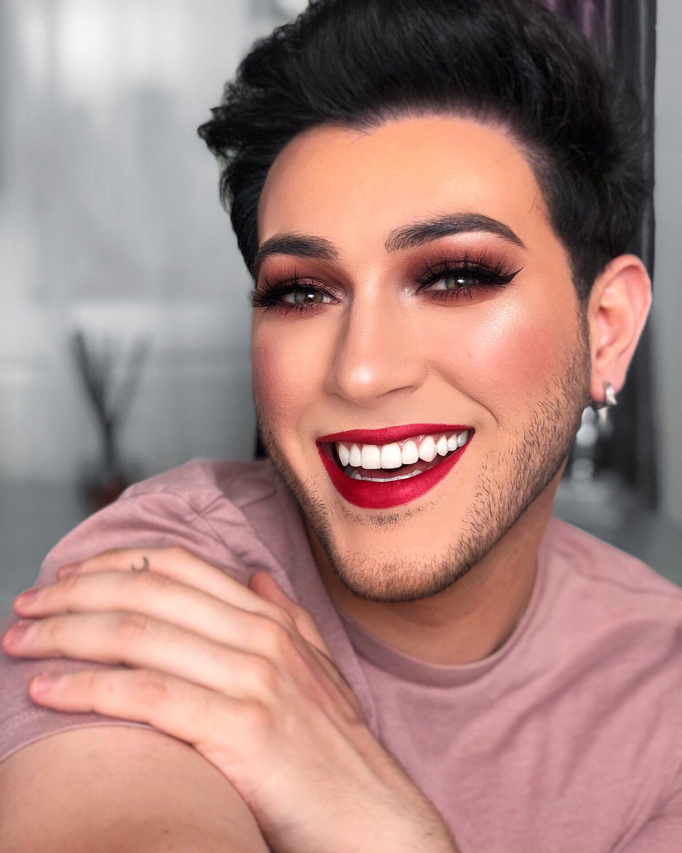 MannyMua733's tweet photo. Maybe she’s born with it... maybe it’s Facetune... we’ll never know 😱 https://t.co/lXCamHdihD