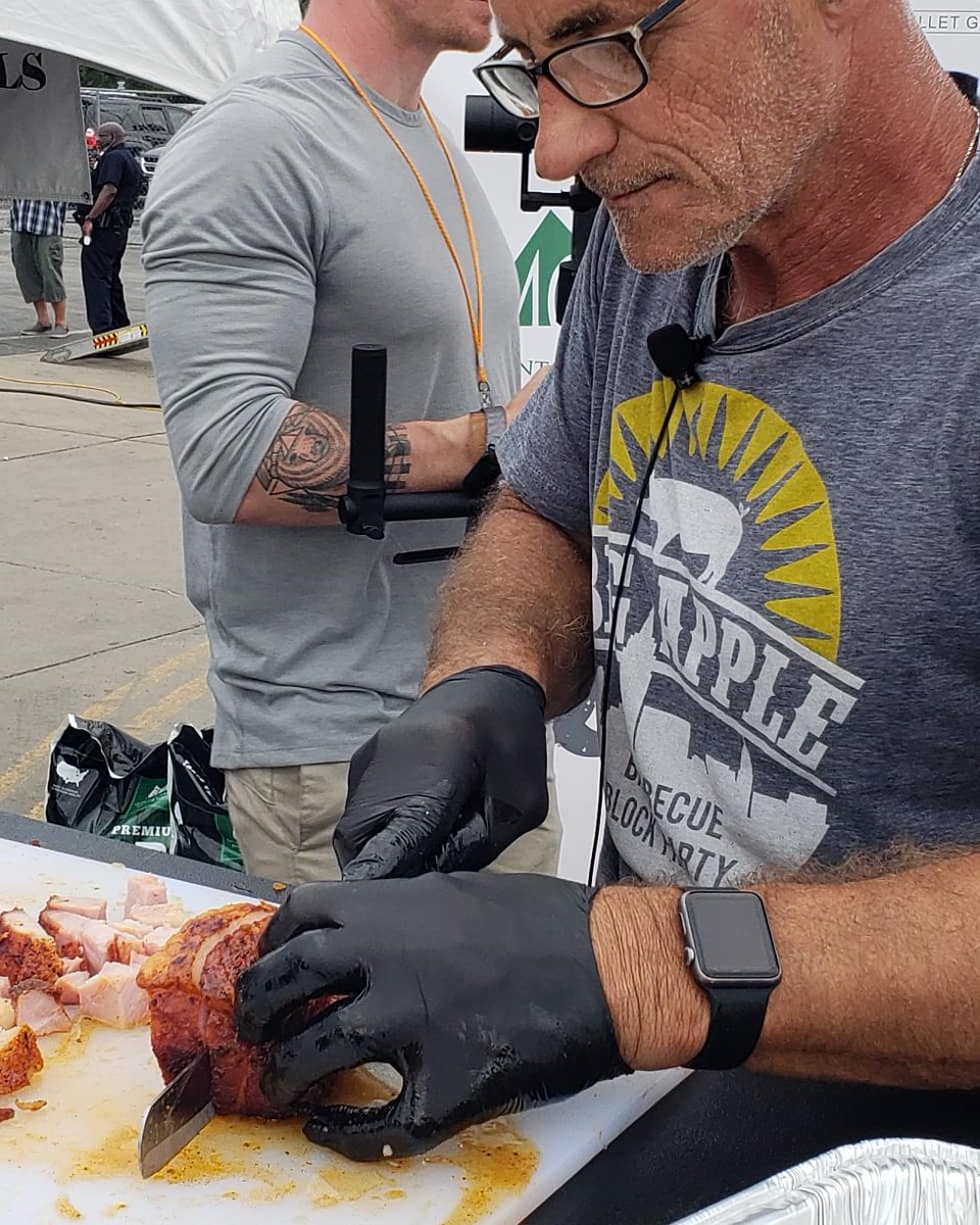 PappySmokehouse's tweet photo. Mark our Pitmaster throwing it down at the Denver BBQ Festival pitmaster expo. Candied bacon ham! #bacon #smokedham #Pitmaster #pitmasterclass #DenverBBQFestival https://t.co/YeWTCXG0E3