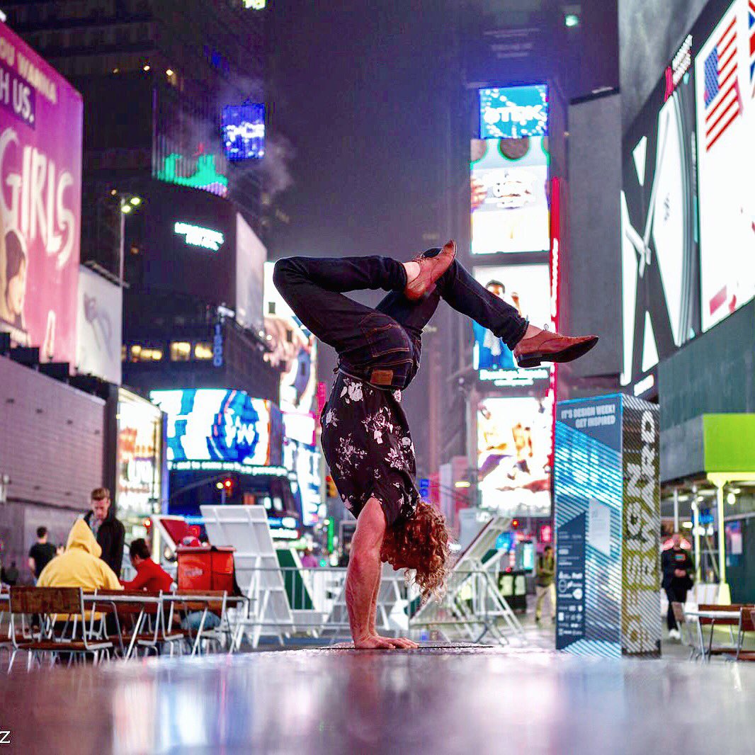 islandninja's tweet photo. 🤸🏽♂️Live a Balanced Life🤸🏽♂️
#ThatWasDeep #AmIAModelNow? #DeepThoughtsWithGrantMccartney #Yogi #DoYouEvenHandstandBro #ButTheShoesThough #TimeSquare #IslandNinja #PineapplePack https://t.co/5fgM6n4Quo