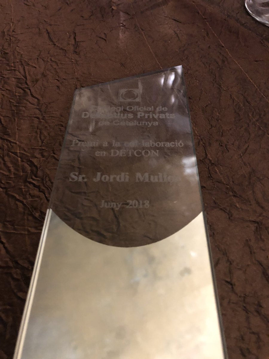 jm1ru's tweet photo. Primer premio detcon y prometo que no va a ser el único, algo que no me esperaba de alguien que ha sido mi amigo, mi mentor, un segundo padre para mi. Podrá haber más presidentes del colegio pero para mi  no de mejores @life4n6 #DETCON2018 https://t.co/UZXrre5I8e