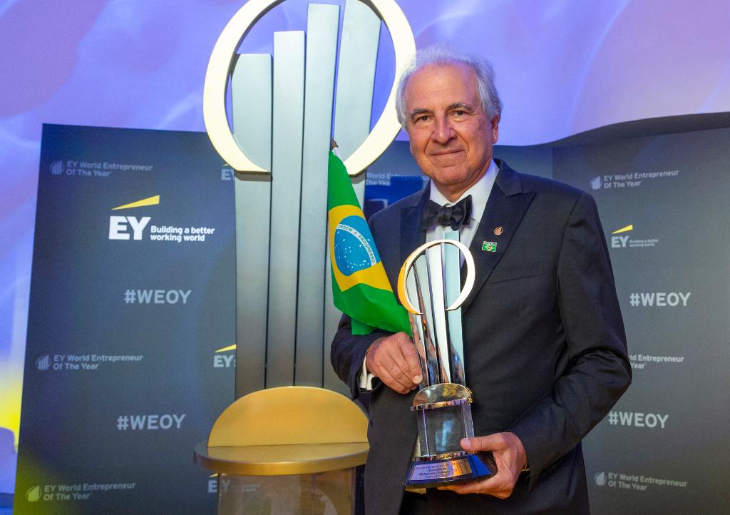 Rubens Menin <a href="/rubensmenin/">Rubens Menin</a>, MRV Engenharia @mrvengenharia picked from among 56 country winners from 46 countries to become EY World Entrepreneur Of The Year 2018 #WEOY spr.ly/6019DY0gh