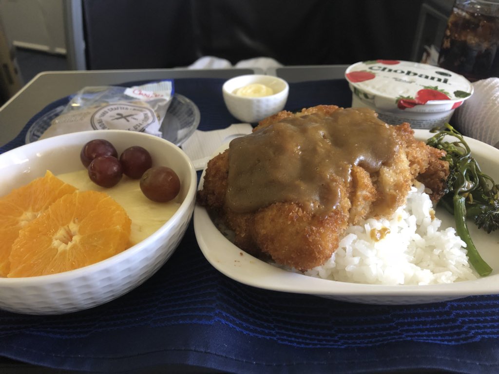 koroatwork's tweet photo. 帰りの飛行機で食べたチキンカツカレーがなかなか美味かった。

#機内食 #foodontheplane #inflightmeal #united https://t.co/P4ajO0yMVQ