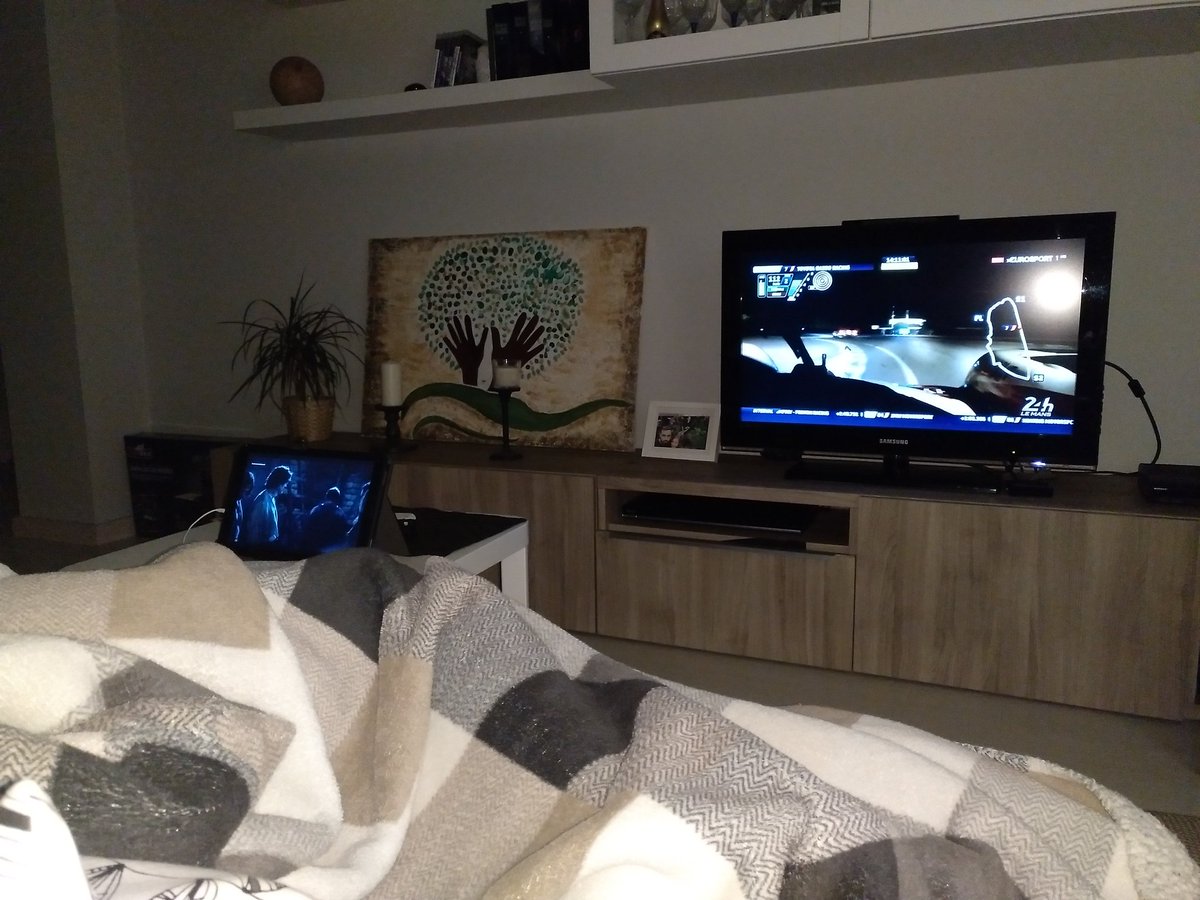 #AlonsoLeMans Está noche la TV grande para mí, a mi mujer le toca tablet jeje viendo las #24hLeMans en la noche canalla!!#Eurosport con ganas de relevo del grandioso <a href="/alo_oficial/">Fernando Alonso</a>, que va a recortar la diferencia. Never give up! Esa gorra <a href="/Kimoa/">kimoa</a> edicion especial me aria mucha ilu.