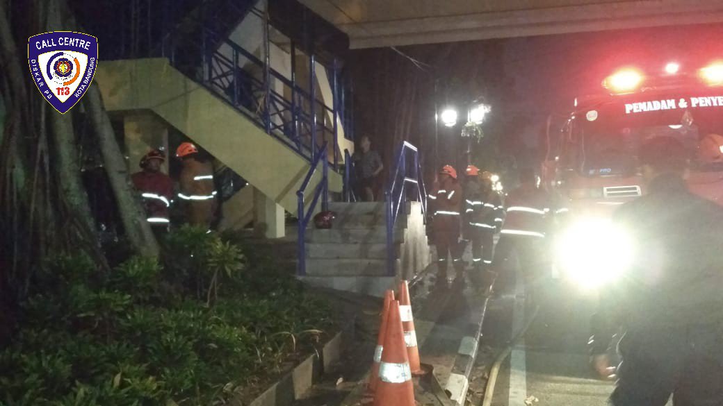 Penanganan kebakaran pohon usai.