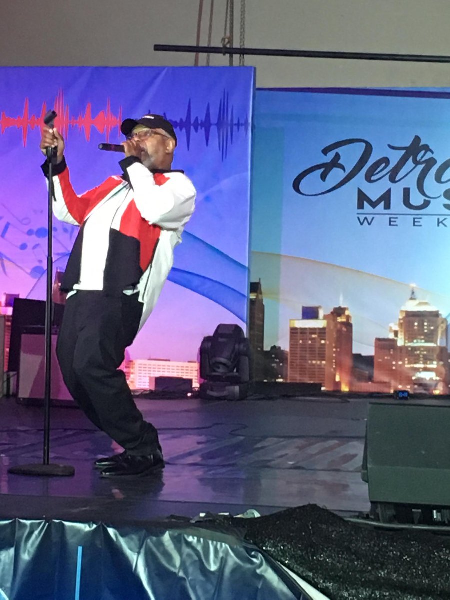 FrontPorchMI's tweet photo. #FrontPorch artist @CarlBPhillips tore it up onstage at @dmweekend. Catch him next Sat at 1pm in @DtwnFerndale. #detroitmusicweekend https://t.co/xpILpnTqhI
