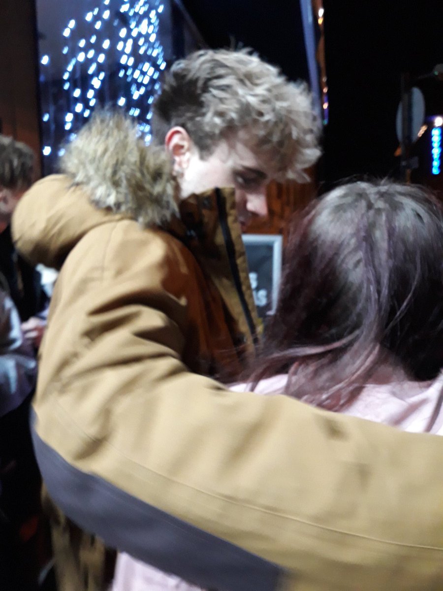 lovingOA_'s tweet photo. &amp; i was so cold sean kept hugging me! he da best💓💓 https://t.co/ZtLlwkDu0K