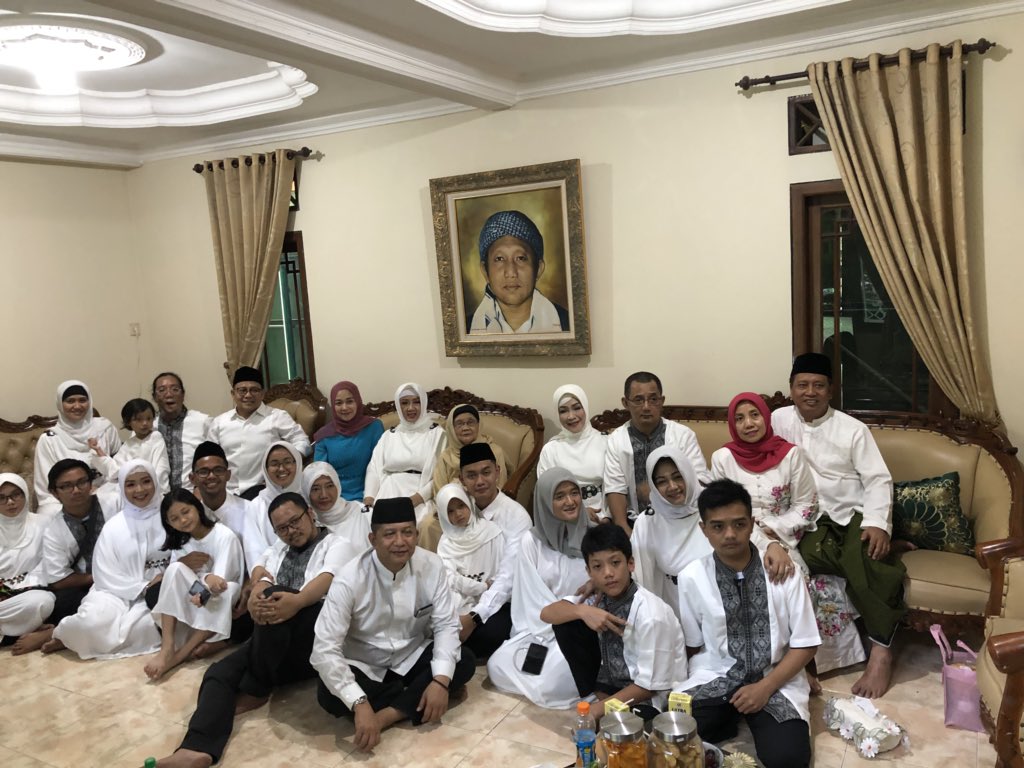 Foto bersama itu sunnah ?
Kan menjalankan perintah Nabi untuk menyambung sillaturrahmi..
Mana foto bersamamu?