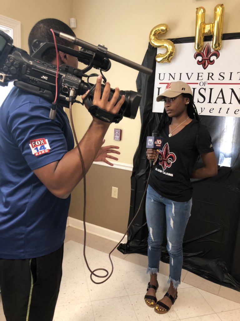 ll_bellaa's tweet photo. Couldn’t Have Asked For A Better TurnOut🌹  
~Signing Day Went Well❤️🤟🏾 https://t.co/SB2WOJ7Dlh